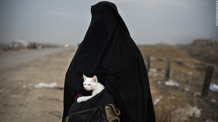 An Iraqi woman with her cat flees Daesh-occupied areas, reaches a Peshmerga checkpoint near Shaquli, Mosul [10/11/2016]
